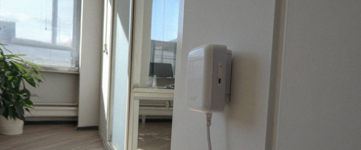 Fibermodem monterat på väggen i ett kontor